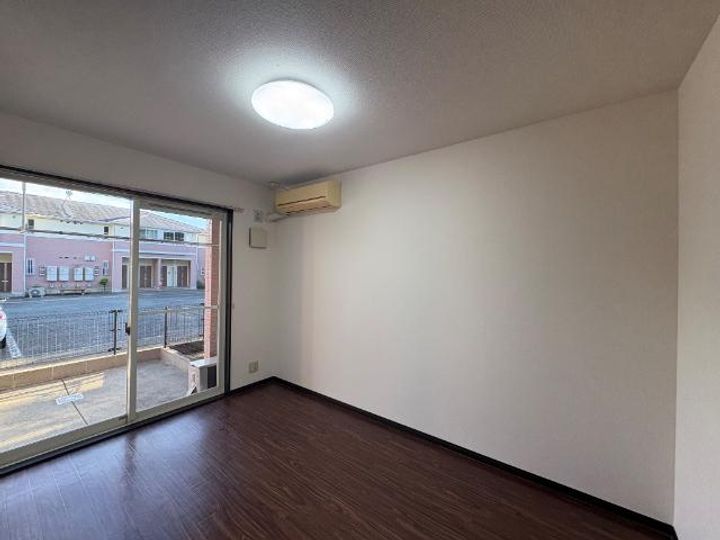 スカイヴィレッジ城南B棟103の居間