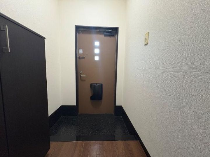 スカイヴィレッジ城南B棟103の玄関
