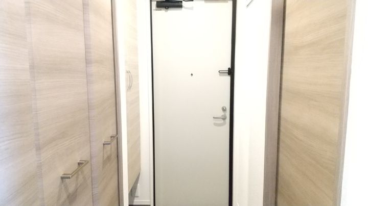 DーROOM隈府 A棟の玄関