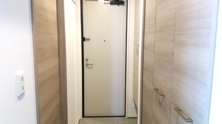DーROOM隈府 A棟の玄関