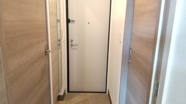DーROOM隈府 A棟の玄関