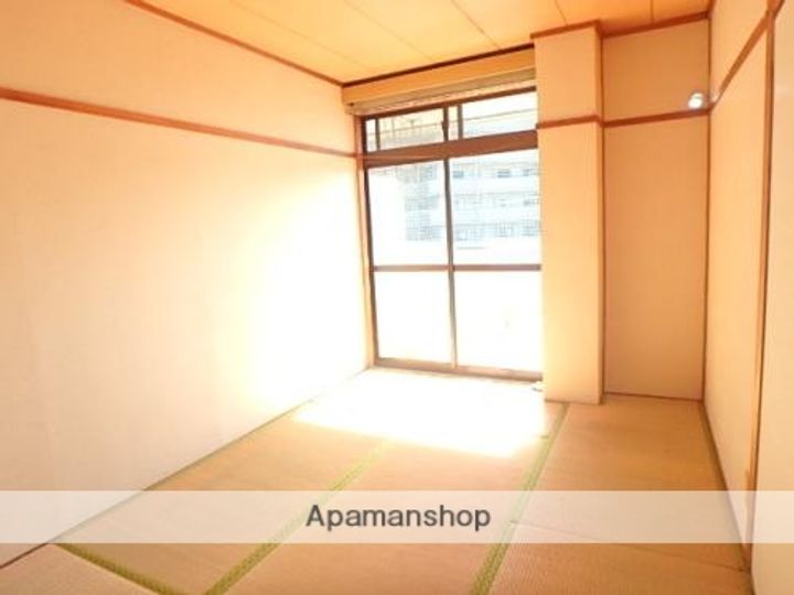 中小路ビルの居間