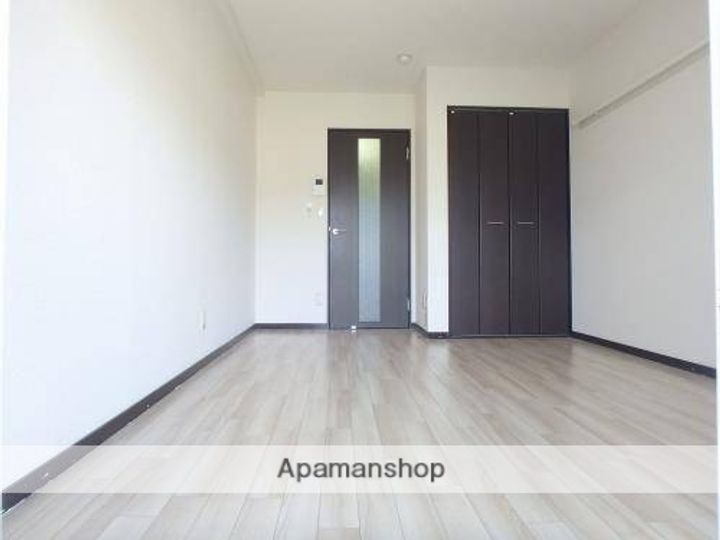 ロフティ大江の居間