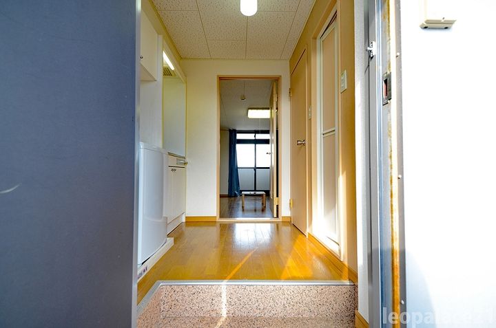 レオパレス上徳201の玄関