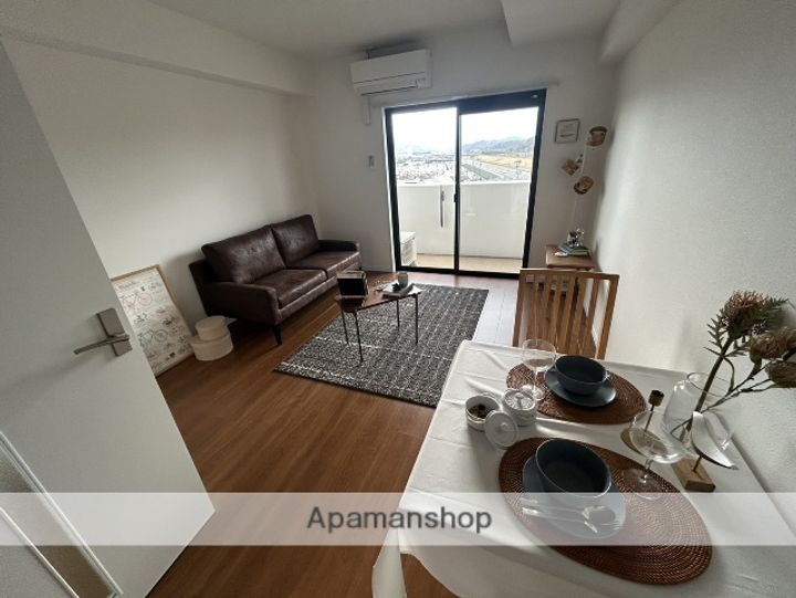 COLAS MIFUNE WESTの居間