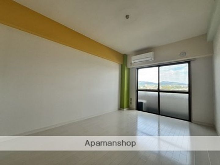 コート黒髪の居間