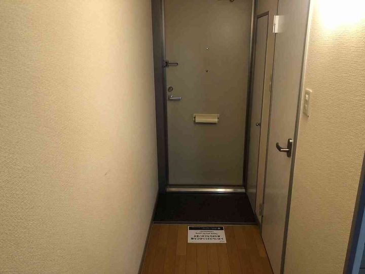 レオパレスフォレストヒルズ204の玄関