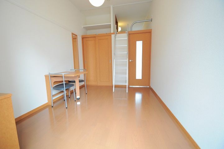 レオパレス祇園橋207の居間