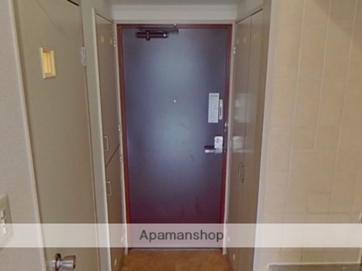 コート黒髪の玄関