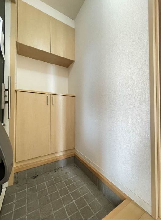 メゾンアンリシール A棟の玄関