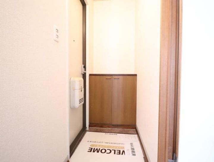 ファミール蓮台寺 C棟の玄関