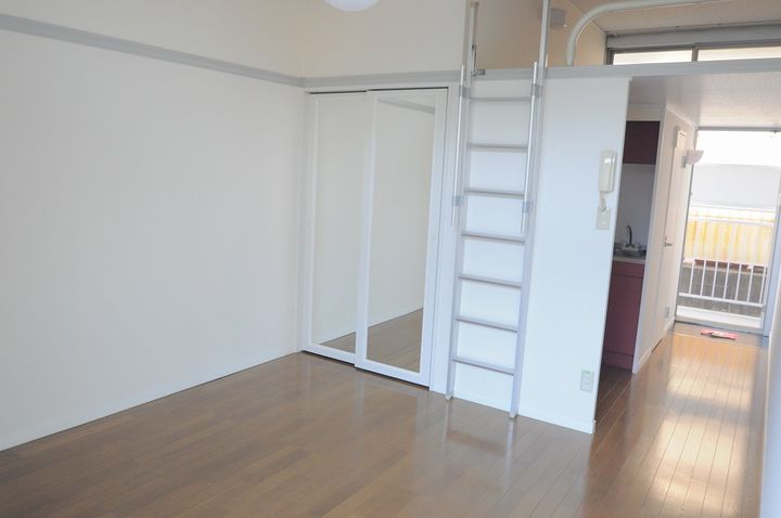 レオパレス新原304の居間