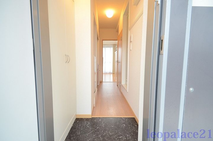 レオパレスシャルム花園210の玄関