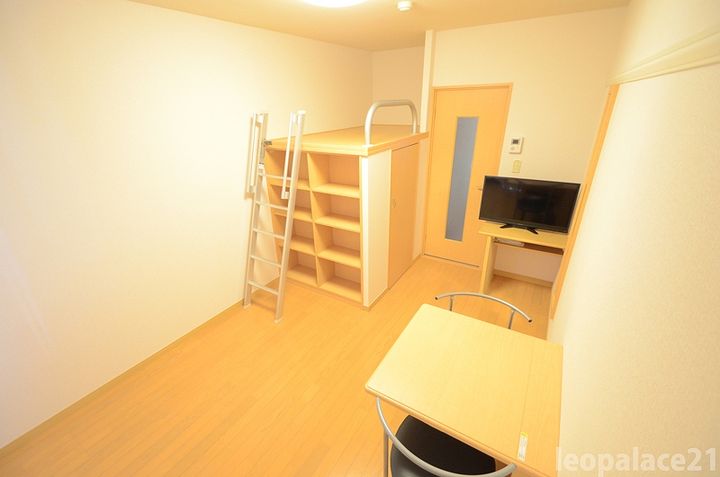 レオパレス太田参番館207の居間