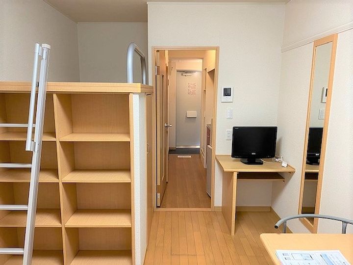 レオパレス北岡公園前304の居間