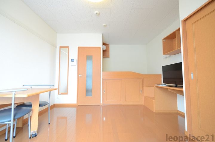 レオパレス長迫204の居間