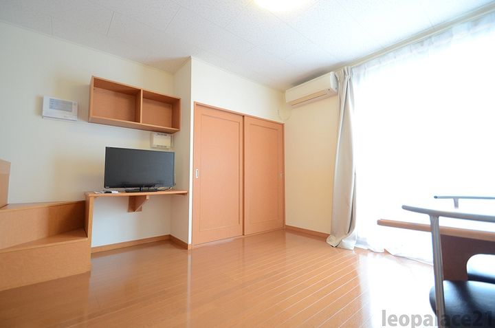 レオパレス長迫204の居間