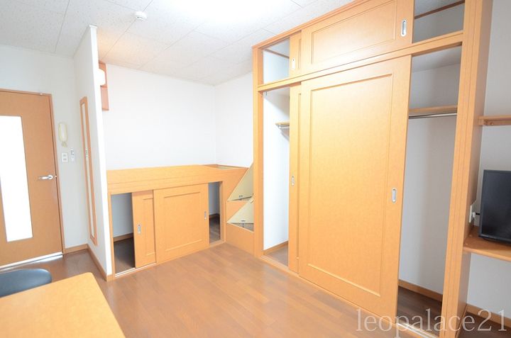 レオパレスオルゲント103の居間