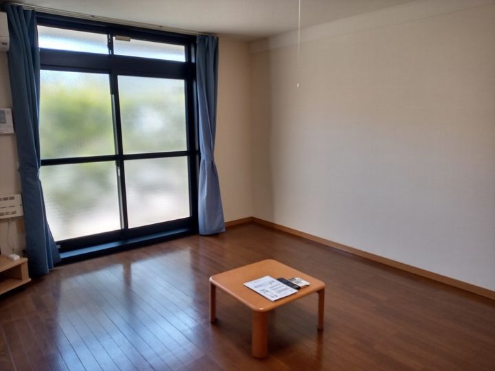 レオパレス建山弐番館102の居間