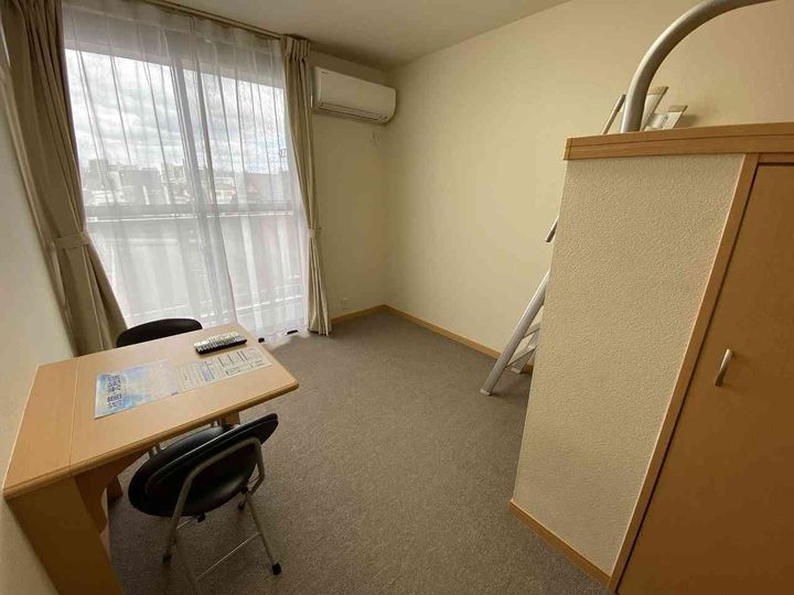 レオパレスフレア九品寺106の居間