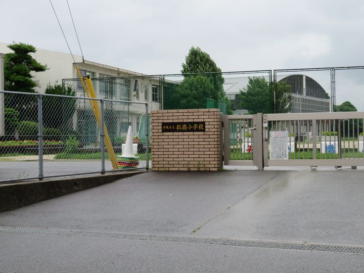 レオパレスデラシネ108の周辺