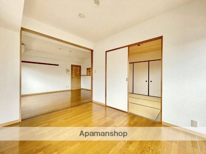 クリスタルマンションの内装