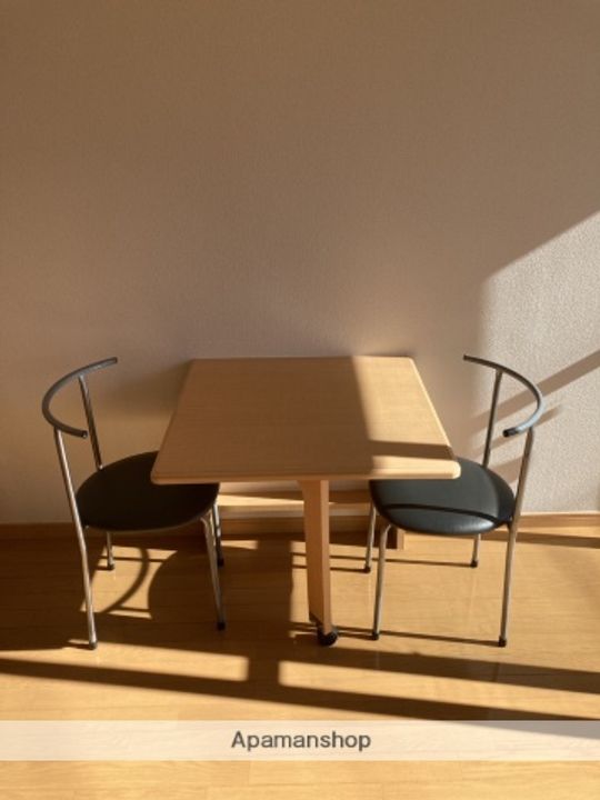 ピカソ出仲間の内装