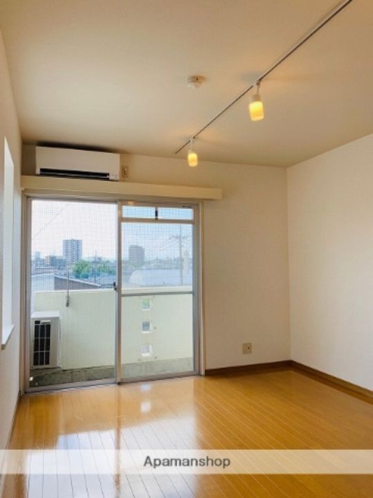 ヴィラ・フィオーレ402の居間