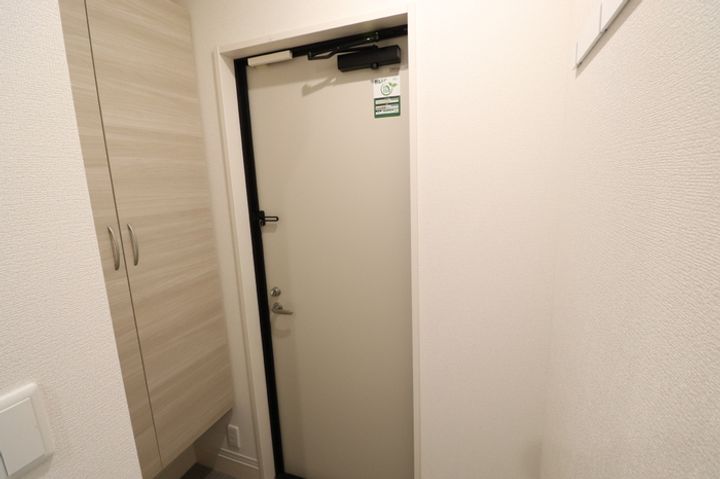 DーROOM NISHIBARU A棟の玄関