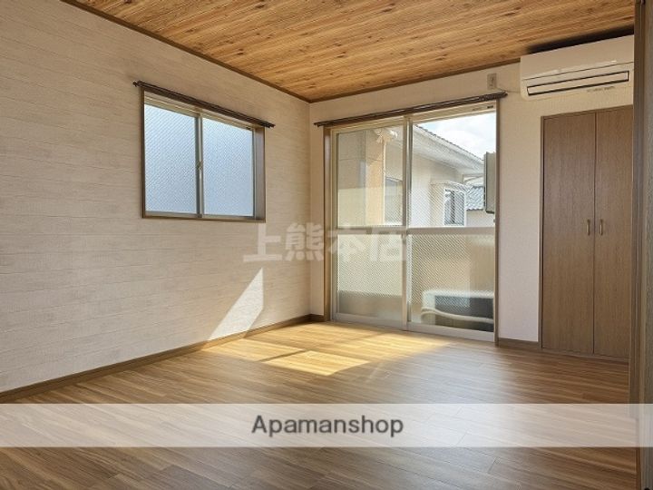 ウォークス島崎の居間