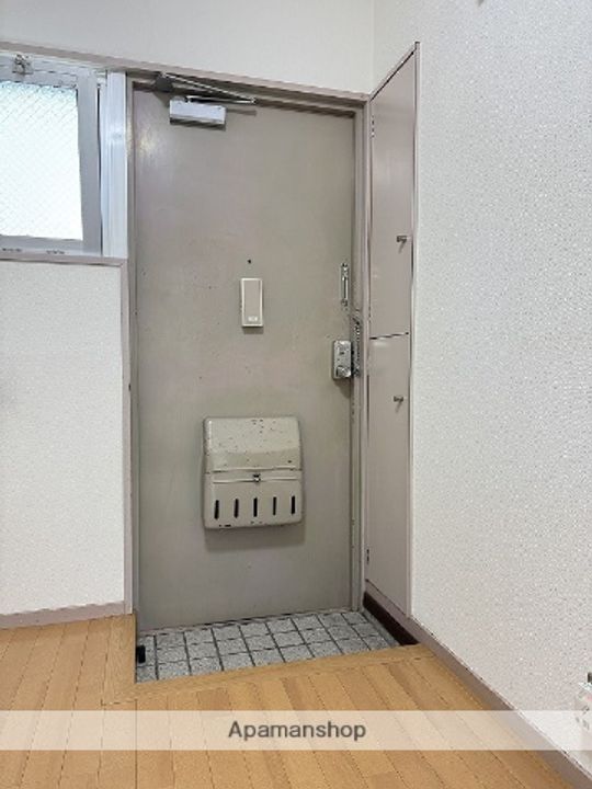 コーポ桐原205の玄関