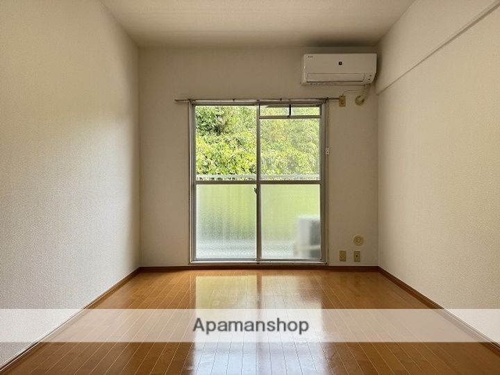 ロイヤルハイツ池田の居間