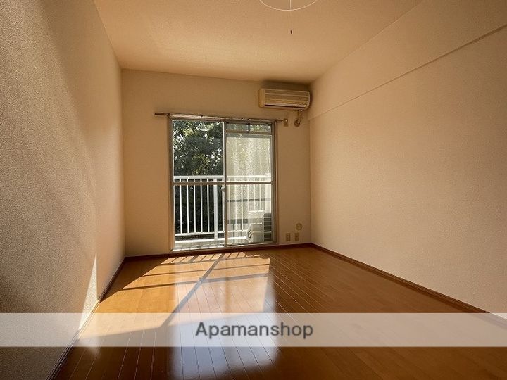 ロイヤルハイツ池田214の居間