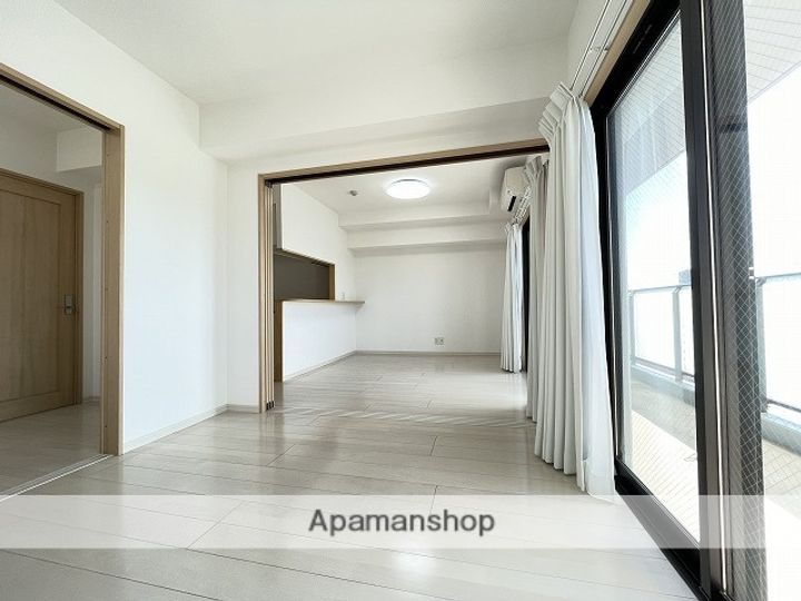 新屋敷ピアッツァビルの居間