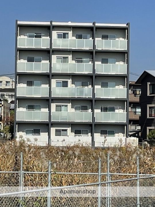 SAINT−HURSTの外観