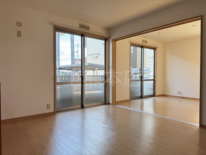 グリーンヒルズB101号室の居間