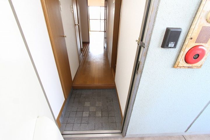 リバーサイド中島の玄関