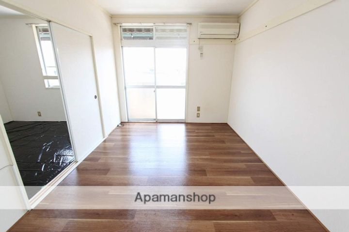 レピュート芳万201の居間