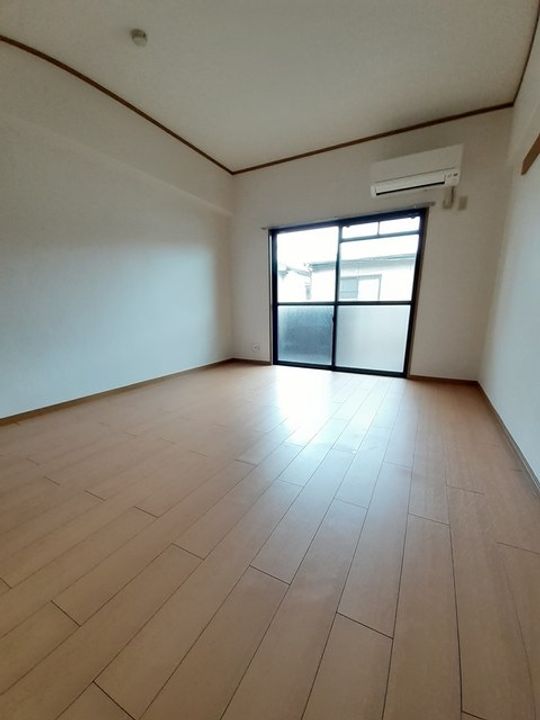 A・E PIRIKAの居間