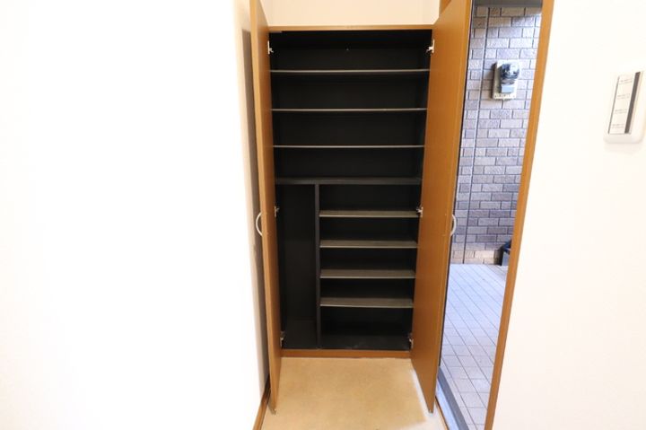 アビテ明日花 B棟101の玄関