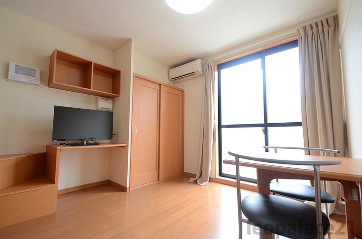 レオパレス扇山201の居間