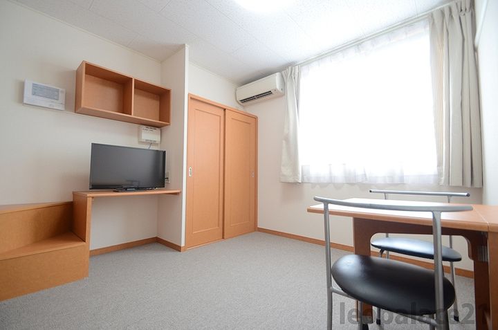 レオパレス扇山204の居間