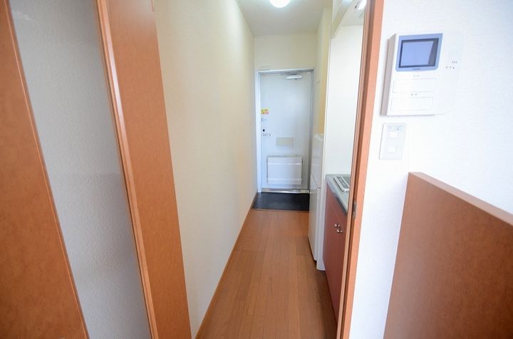 レオパレス中須賀の玄関