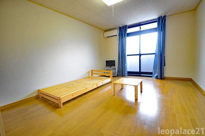 レオパレス向園の居間