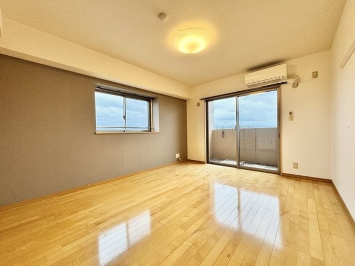 プランタン大在606の居間