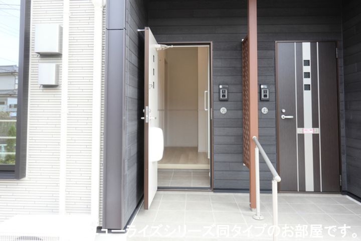 モナ コシネルの玄関