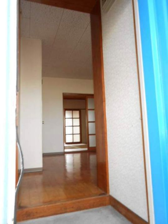 ひまわりマンション101の玄関