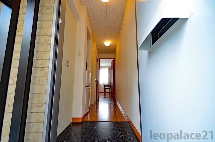 レオパレスパルミエ101の玄関