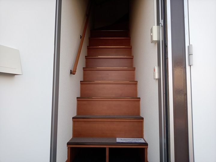 レオパレス早鈴207の玄関