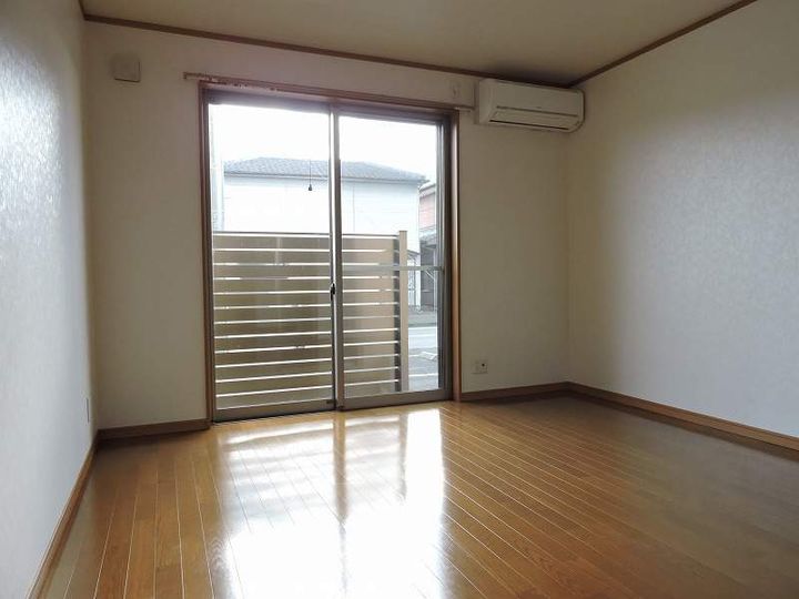 宮崎県えびの市大字上江の賃貸アパートの居間